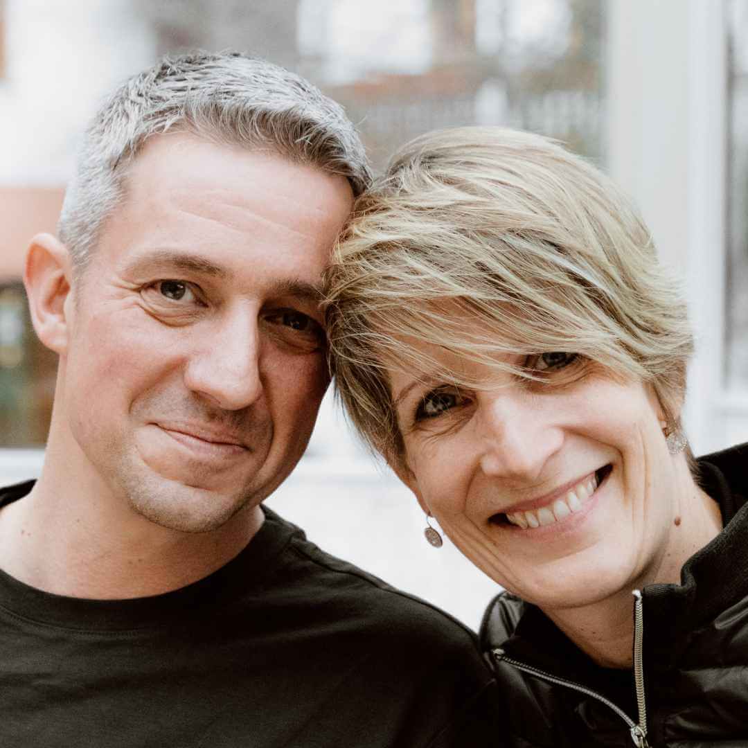 Susanne Löffner am Meer mit Klangschale