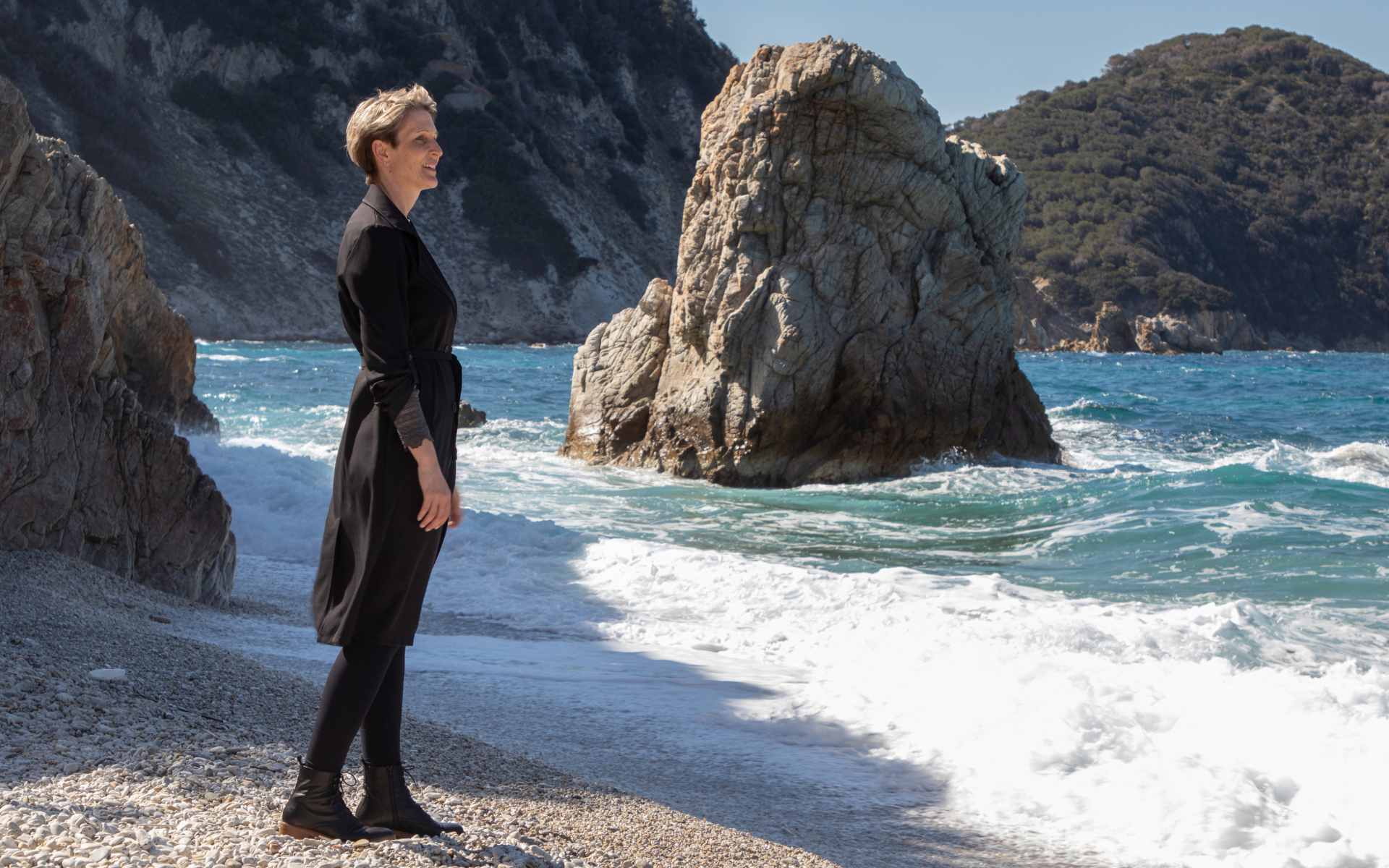 Entspannte Frau mit Blick aufs Meer