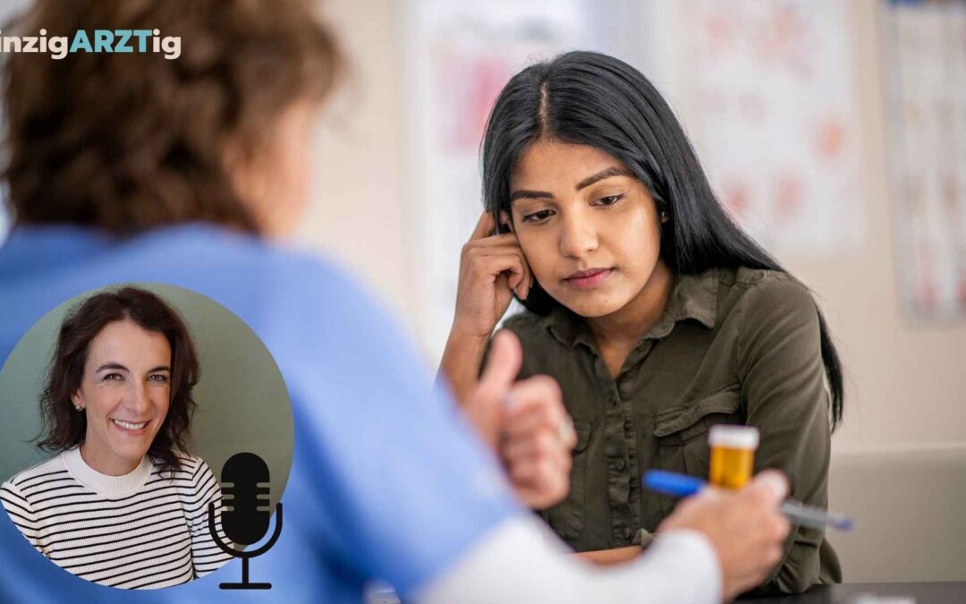 im Hintergrund Ärztin, die mit Patientin spricht, im Vordergrund Dr. Alexandra Kolbeck