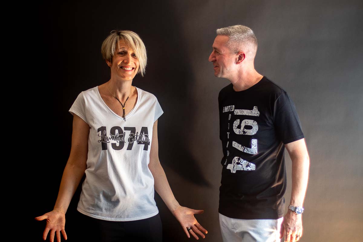 Mann schaut Frau irritiert an